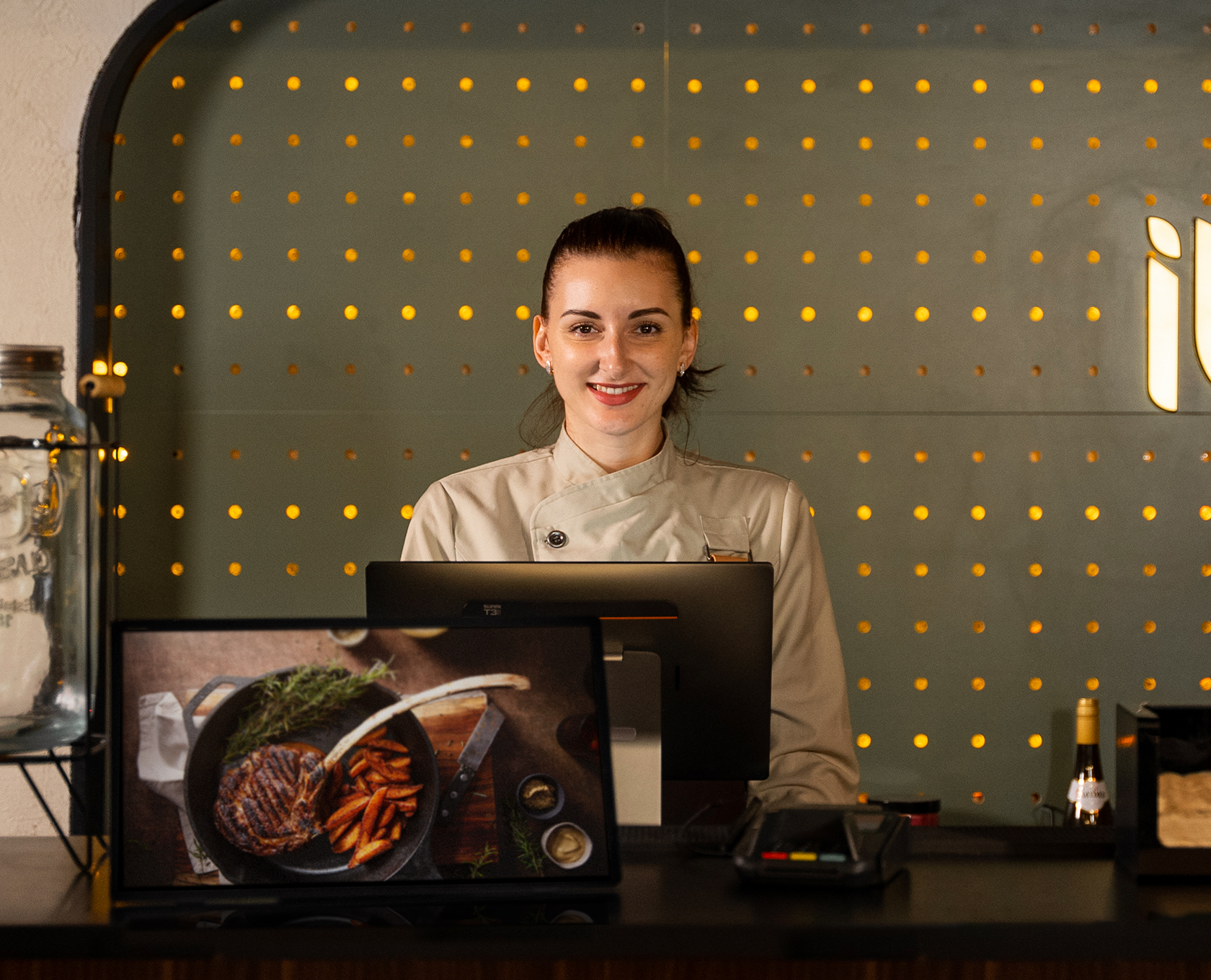 SUNMI T3 Pro dual-screen POS terminal at restaurant counter