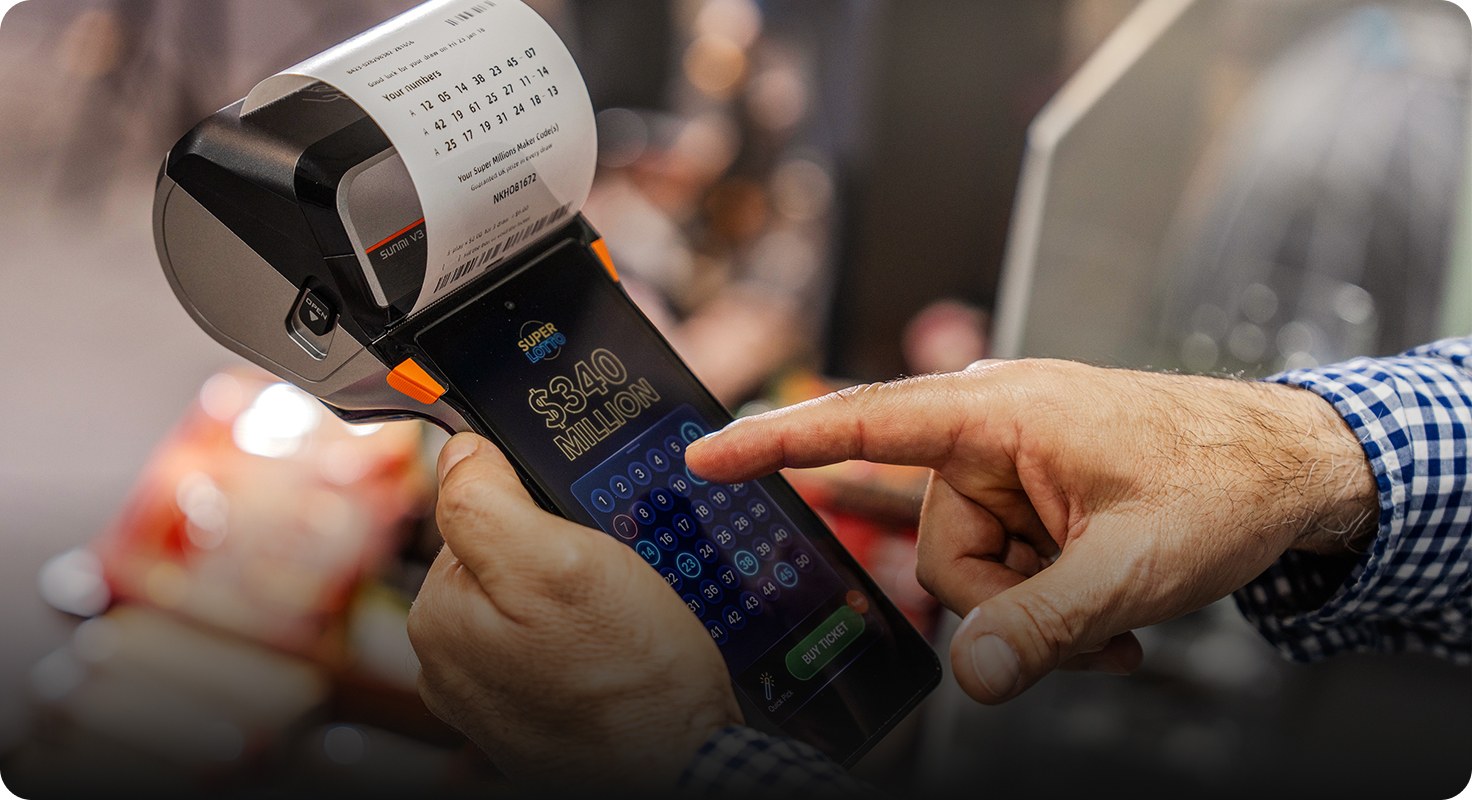 SUNMI V3 Plus processing payment at convenience store checkout